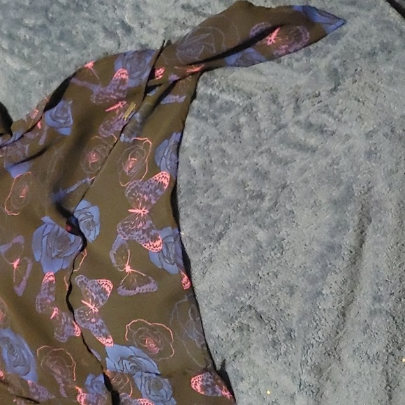 3/$30 mblm Skull & Roses Blouse - Picture 3 of 7